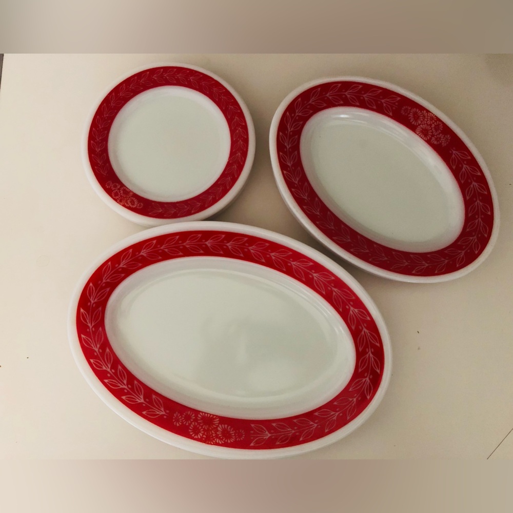 Vintage 9 Assiettes ovales et ronde
Milk Glass Pyrex par Corning